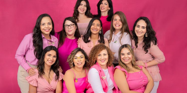 Artesanas de Santiago presentan campaña a favor de pacientes con cáncer de mama