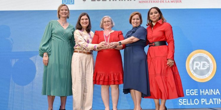 EGE Haina recibe Sello Platino de Igualando RD