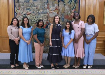 Reina Letizia recibe en audiencia a las seis becarias universitarias de Banco ADOPEM