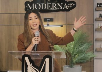 Lidia Marte, CEO Moderna RD, ofrece palabras centrales en el acto.