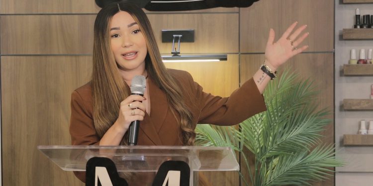 Lidia Marte, CEO Moderna RD, ofrece palabras centrales en el acto.